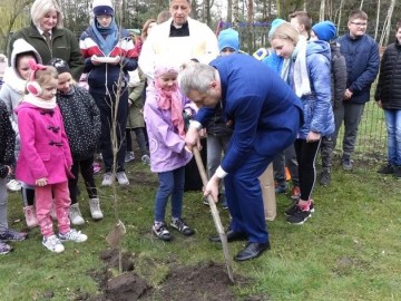 Uroczyste otwarcie obchodów 100lecia Województwa Łódzkiego - 100 drzew dla 100 szkół, <p>źródło: lodzkie.pl</p>